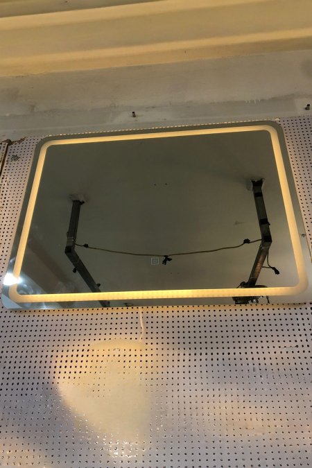 مراية LED مستطيلة أفقية بإطار مضيء